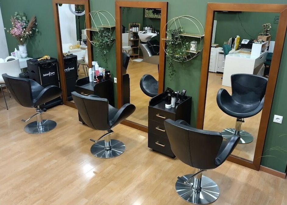 Κομψή εσωτερική θέα στο The Hair Haven, Γλυφάδα, GR με καρέκλες σαλόνι και μοντέρνα διακόσμηση.