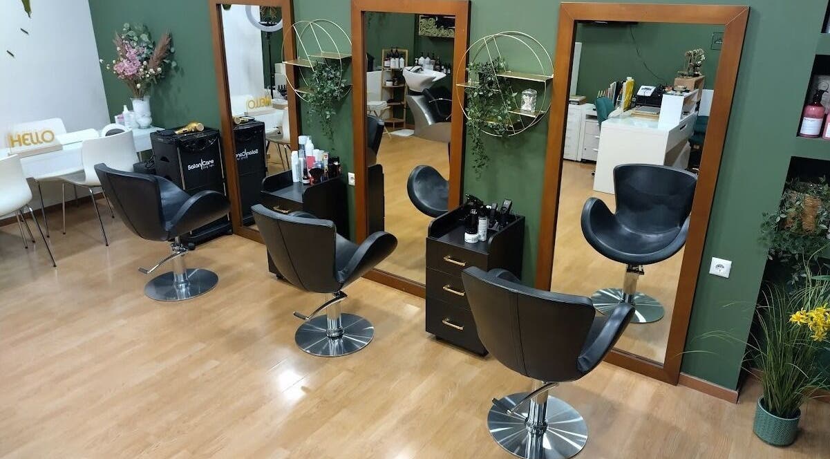 Κομψή εσωτερική θέα στο The Hair Haven, Γλυφάδα, GR με καρέκλες σαλόνι και μοντέρνα διακόσμηση.