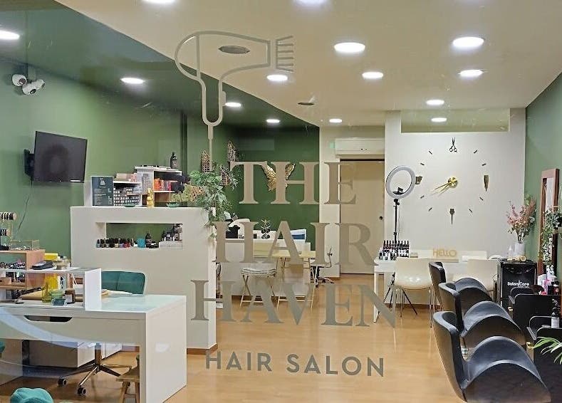 Κομψό εσωτερικό, The Hair Haven στη Γλυφάδα, GR, με σύγχρονες θέσεις και φωτεινό πράσινο ντεκόρ.