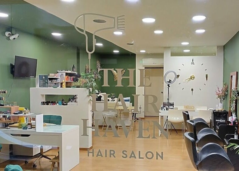 Κομψό εσωτερικό, The Hair Haven στη Γλυφάδα, GR, με σύγχρονες θέσεις και φωτεινό πράσινο ντεκόρ.