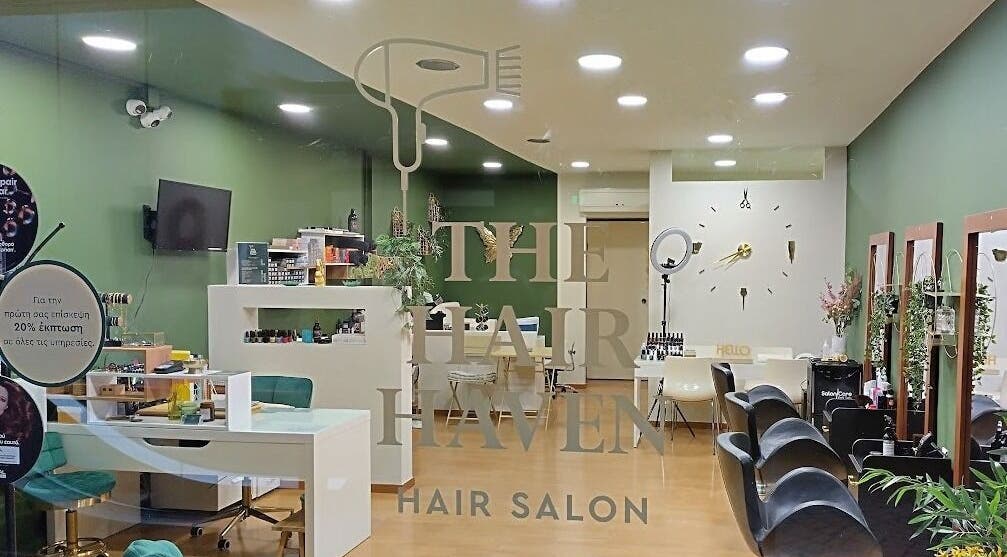 Κομψό εσωτερικό, The Hair Haven στη Γλυφάδα, GR, με σύγχρονες θέσεις και φωτεινό πράσινο ντεκόρ.