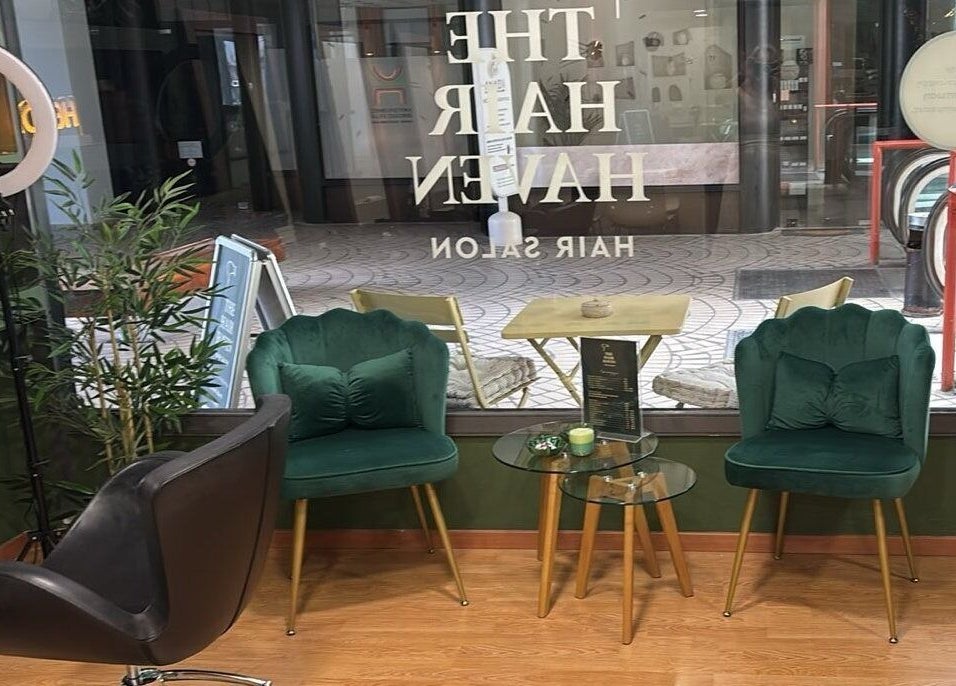 Κομψή γωνία στο The Hair Haven, έπιπλα σαλονιού, Γλυφάδα, GR.