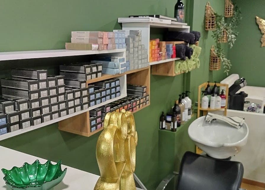 Χώρος του The Hair Haven στη Γλυφάδα με μοντέρνα διακόσμηση και προϊόντα περιποίησης μαλλιών.