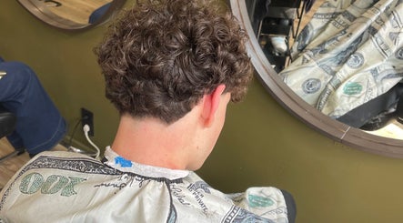 Curly haircut at Kris his house in Den Haag, Zuid-holland, NL, reflected in a round mirror.