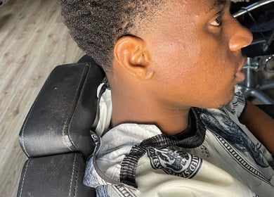 Fresh haircut at Kris his house in Den Haag, Zuid-holland, NL. Modern styling on a comfy barber chair.