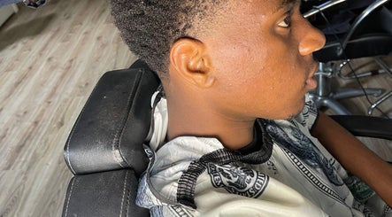 Fresh haircut at Kris his house in Den Haag, Zuid-holland, NL. Modern styling on a comfy barber chair.