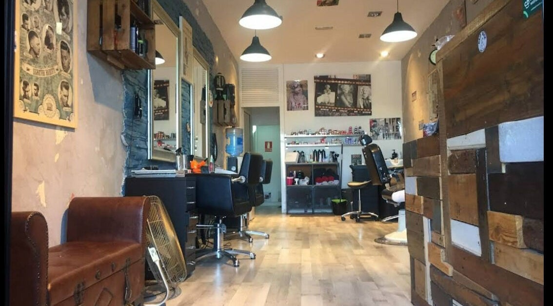Interno del salone HairRock ad Arona, Canarias, ES con sedie da parrucchiere e decorazioni eleganti.