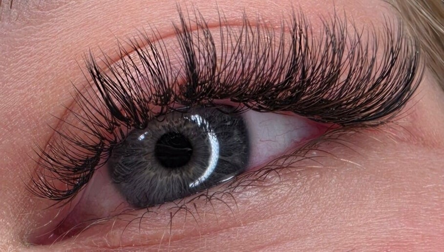 Cils magnifiquement étendus à Studio Lashana, Muret, Occitanie, FR, accentuant le regard élégant.
