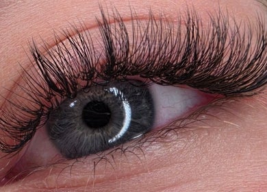 Cils magnifiquement étendus à Studio Lashana, Muret, Occitanie, FR, accentuant le regard élégant.