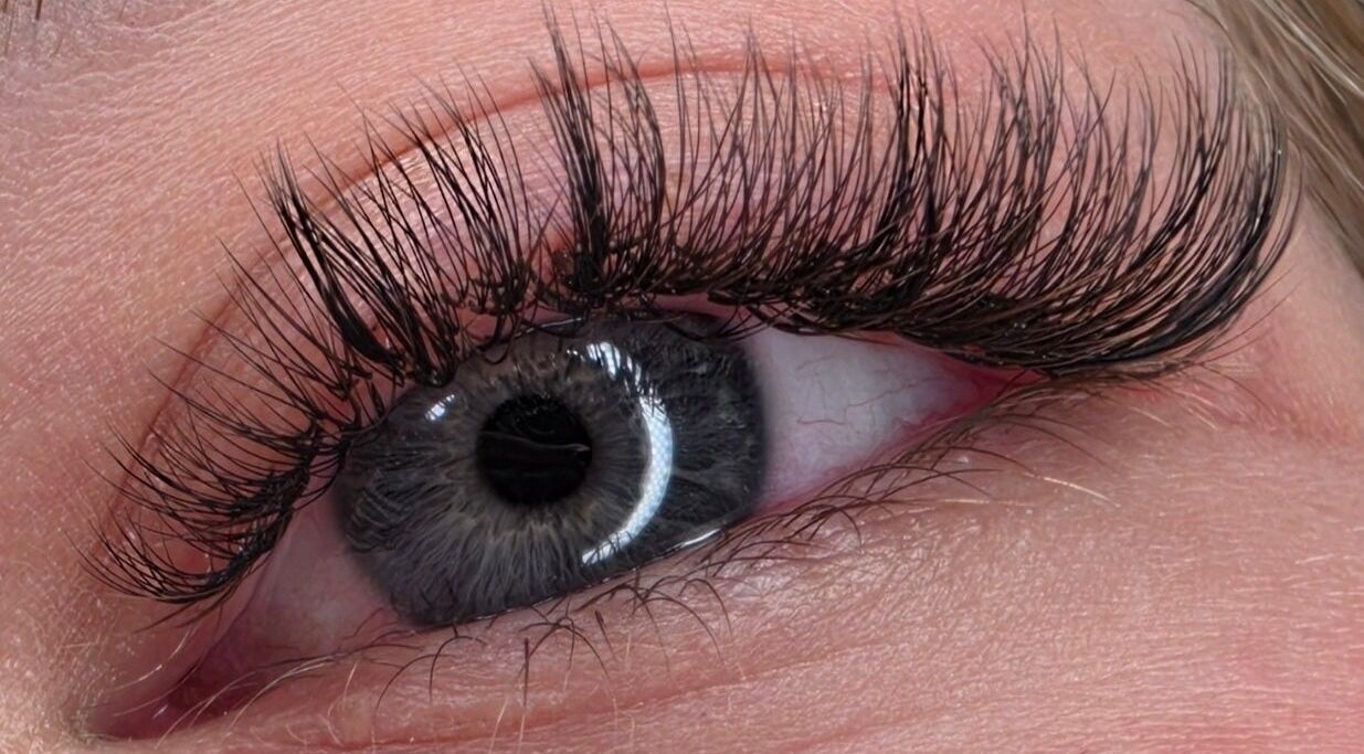 Cils magnifiquement étendus à Studio Lashana, Muret, Occitanie, FR, accentuant le regard élégant.