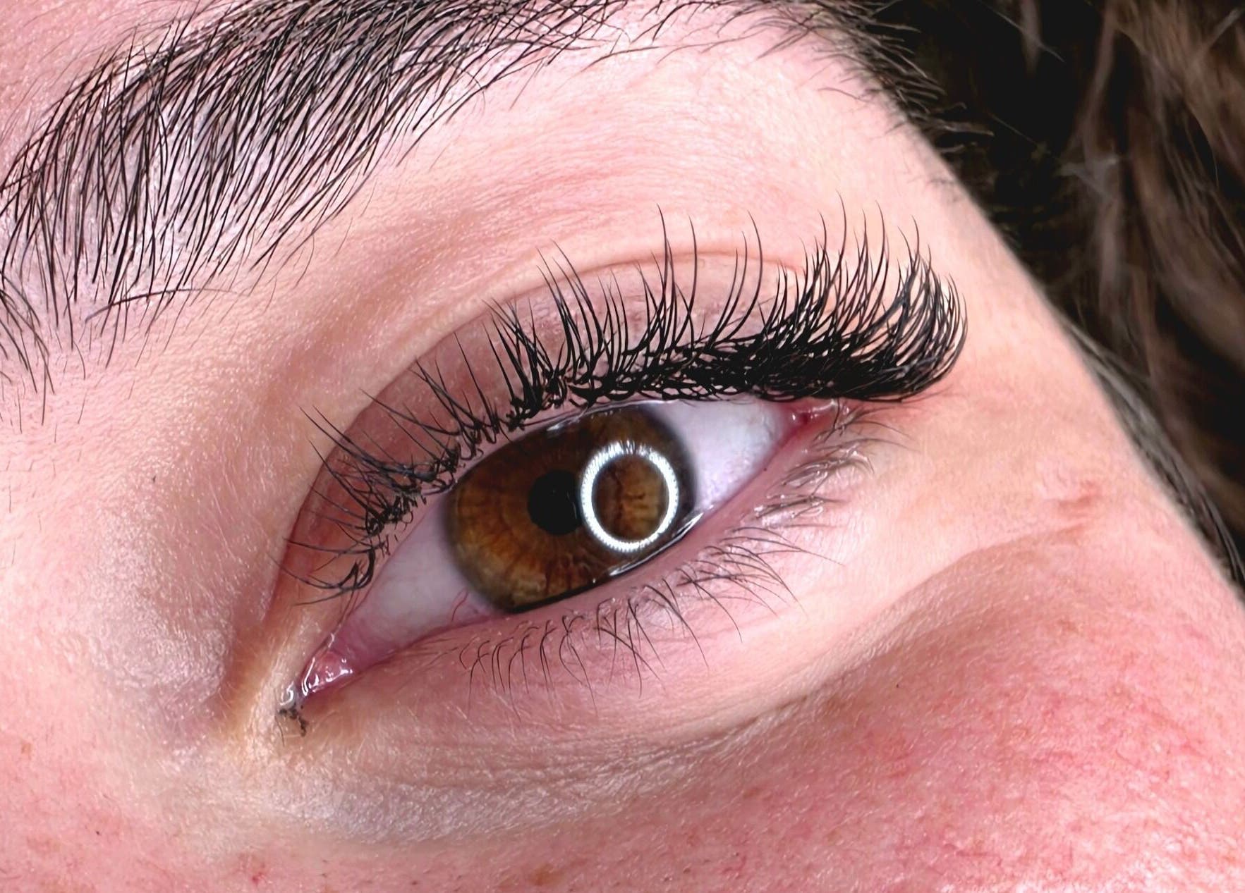 Extension de cils chez Studio Lashana à Muret, Occitanie, FR, révélant un regard éclatant et naturel.