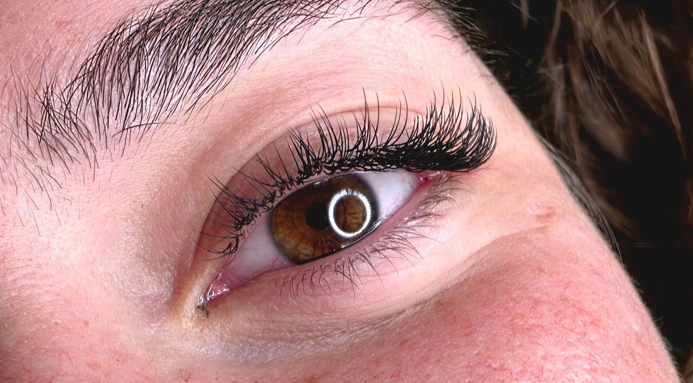 Extension de cils chez Studio Lashana à Muret, Occitanie, FR, révélant un regard éclatant et naturel.