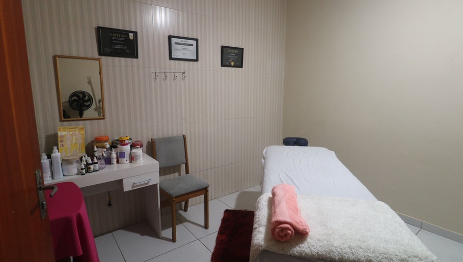 Sala de massagem na Casa da Massagem, São Paulo, São Paulo, BR, com mesa preparada e produtos de spa.