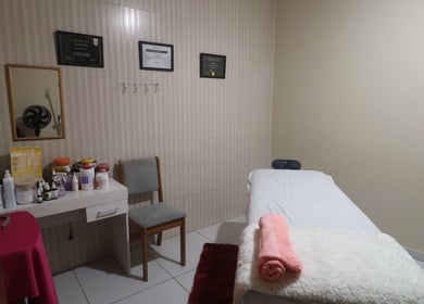 Sala de massagem na Casa da Massagem, São Paulo, São Paulo, BR, com mesa preparada e produtos de spa.
