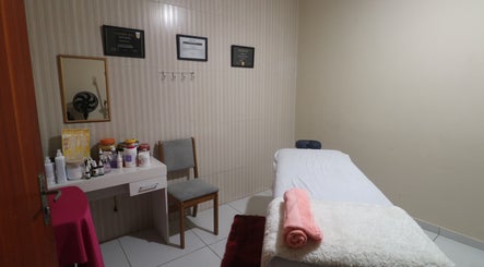 Sala de massagem na Casa da Massagem, São Paulo, São Paulo, BR, com mesa preparada e produtos de spa.