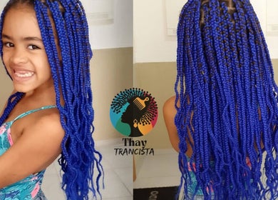 Criança com tranças azuis vibrantes no Studio Thay Trancista, Rio De Janeiro, Rio De Janeiro, BR.