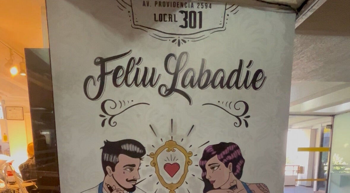Ilustración creativa en Feliu Labadie, Santiago, Región Metropolitana, CL destacando su fachada única.