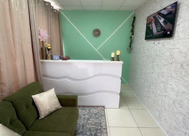 Chic reception area at Glorious Touch Day Spa in Oranjestad, AW featuring modern decor and comfy seating.