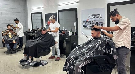 Interior de Barbería Mónaco en Tegucigalpa, Departamento De Francisco Morazán, HN, mostrando barberos trabajando.