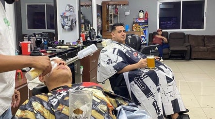 Hombres disfrutando de un corte en Barbería Mónaco, Tegucigalpa, Departamento De Francisco Morazán, HN.