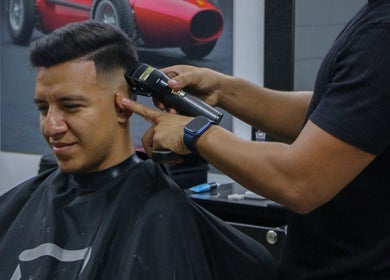 Corte moderno en Barbería Mónaco, Tegucigalpa, Departamento De Francisco Morazán, HN.