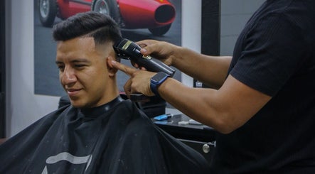 Corte moderno en Barbería Mónaco, Tegucigalpa, Departamento De Francisco Morazán, HN.