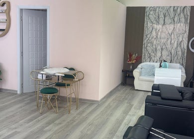 Elegant lounge area at Eraya Beauty Salon in Dubai, AE, featuring modern decor and luxurious seating.