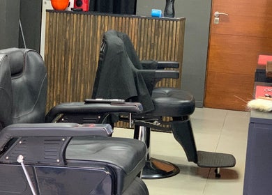 Sillas modernas en Tata Barber Suite, Rosario, Santa Fe, AR, mostrando ambiente acogedor y profesional.