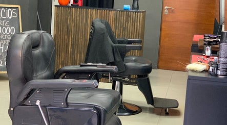 Sillas modernas en Tata Barber Suite, Rosario, Santa Fe, AR, mostrando ambiente acogedor y profesional.