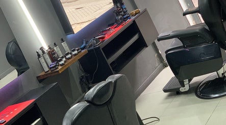 Interior moderno de Tata Barber Suite en Rosario, Santa Fe, AR con sillón y productos de belleza.