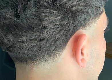 Corte de cabello impecable en Tata Barber Suite, Rosario, Santa Fe, AR, mostrando un estilo moderno.