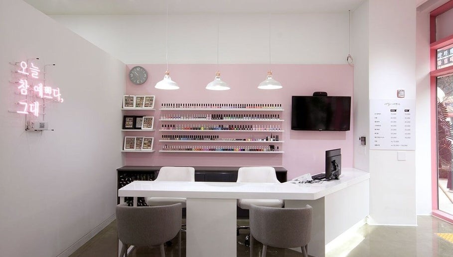 Interior moderno de Darling nailss en Portoviejo, Manabí, EC con decoración en tonos rosados y estaciones de trabajo.