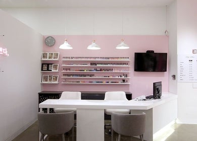 Interior moderno de Darling nailss en Portoviejo, Manabí, EC con decoración en tonos rosados y estaciones de trabajo.