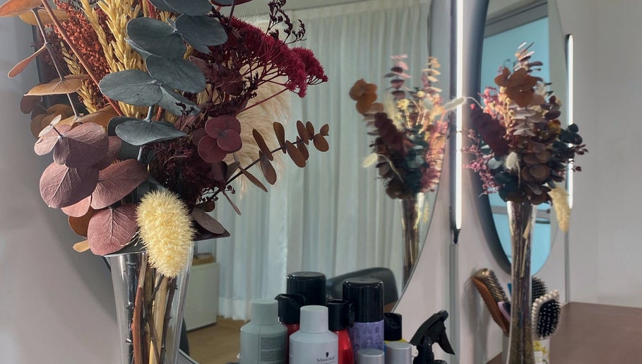 Disposición floral y productos de belleza en Sofía Torre Beauty, Mérida, Yucatán, MX.