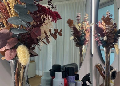 Disposición floral y productos de belleza en Sofía Torre Beauty, Mérida, Yucatán, MX.