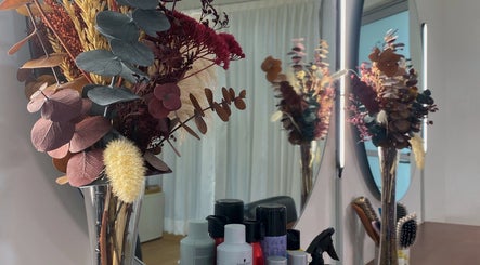 Disposición floral y productos de belleza en Sofía Torre Beauty, Mérida, Yucatán, MX.
