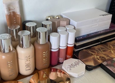 Maquillaje de alta gama en Sofía Torre Beauty, Mérida, Yucatán, MX, destacando diversos productos cosméticos.