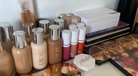 Maquillaje de alta gama en Sofía Torre Beauty, Mérida, Yucatán, MX, destacando diversos productos cosméticos.