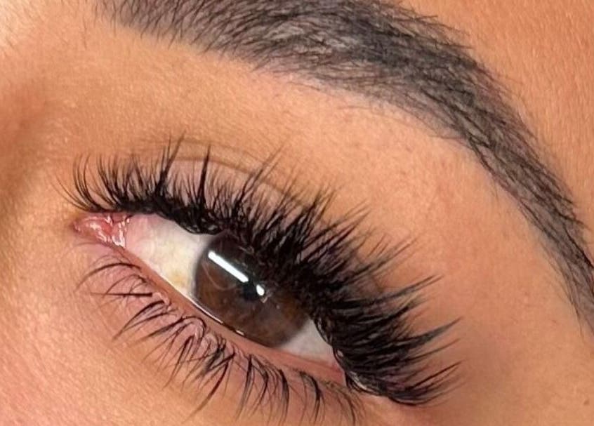 Extensiones de pestañas en Cottonlashes, Barcelona, Catalunya, ES, mostrando un acabado voluminoso y definido.