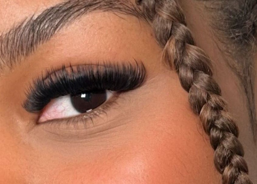 Extensiones de pestañas en Cottonlashes, Barcelona, Catalunya, ES, resaltando ojos impecables.