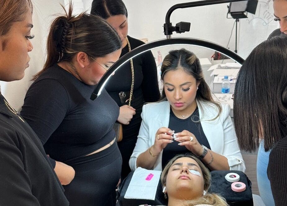 Curso de extensiones de pestañas en Cottonlashes, Barcelona, Catalunya, ES.