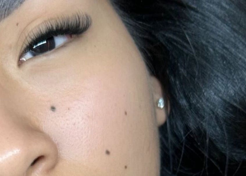 Primer plano de un ojo con extensiones de pestañas en Cottonlashes, Barcelona, Catalunya, ES.