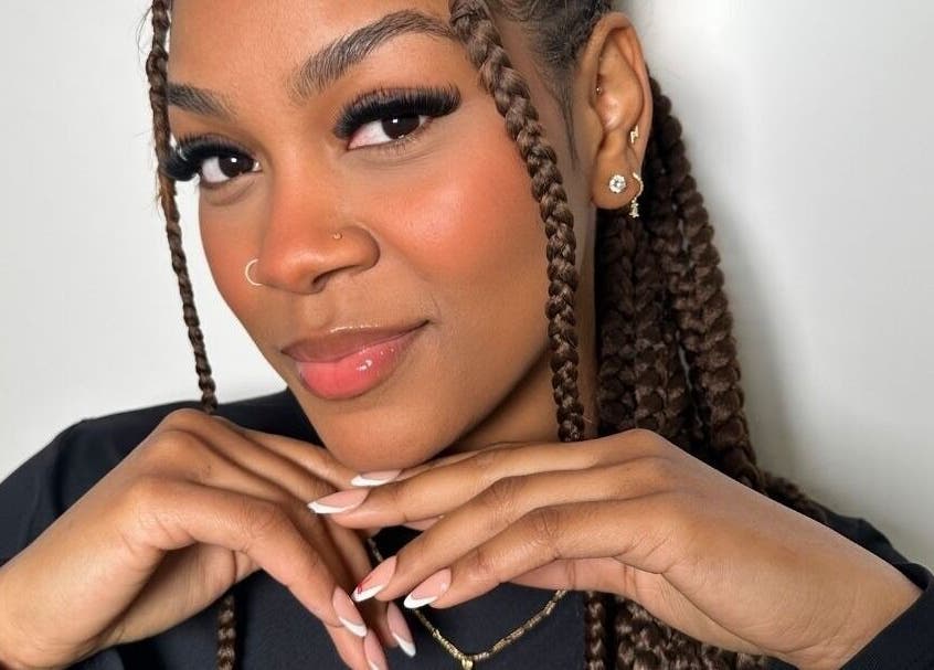 Mujer con trenzas y sonrisa en Cottonlashes, Barcelona, Catalunya, ES.