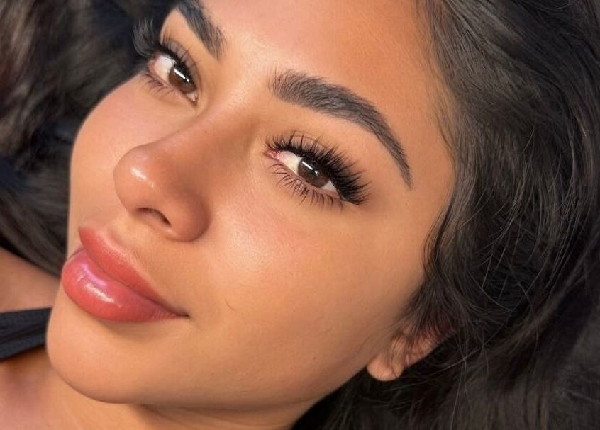 Extensiones de pestañas en Cottonlashes, Barcelona, Catalunya, ES, realzando la belleza natural.