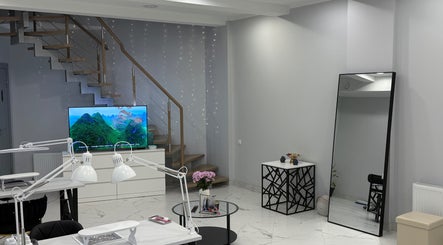 Современный интерьер в YOULI, Rīga, LV с декоративными огнями и элегантной мебелью.