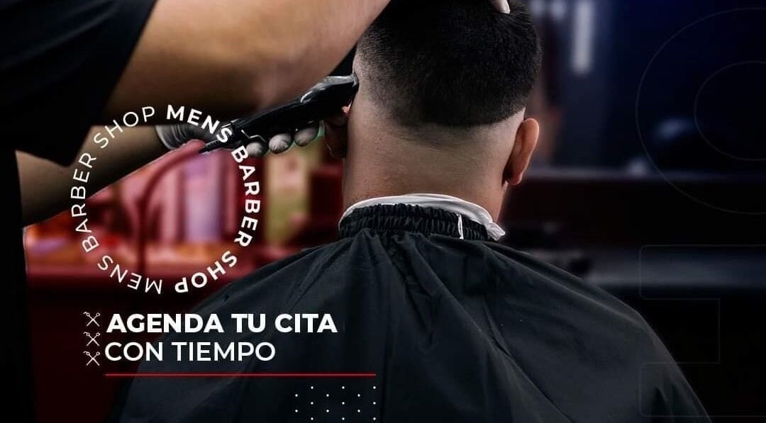 Cliente recibiendo corte de cabello en Men's Barber Shop Reyes, Hermosillo, Sonora, MX. Reserva tu cita hoy.