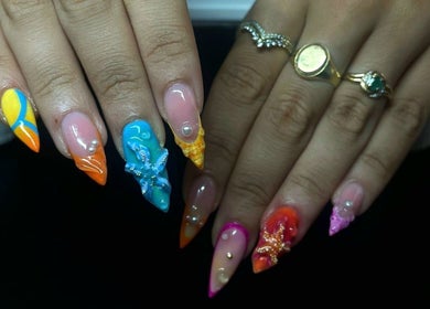 Manucure artistique colorée chez Alhena, Paris, Île-de-France. Ongles décorés avec des motifs accrocheurs.