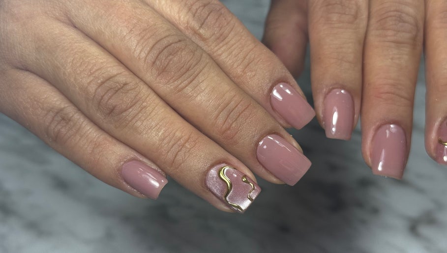 Diseño elegante de uñas en Minou’s Studio, Ambato, Tungurahua, EC, resaltando con tonos rosados y detalles dorados.