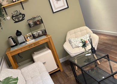 Cozy waiting area at Dewie Skin in Nantwich, England, GB with coffee station and comfortable seating.
