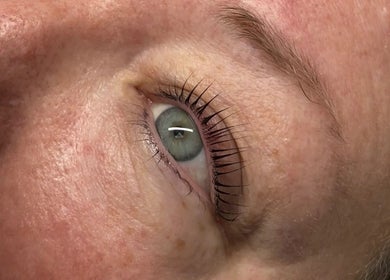 Close-up of expertly treated eyelash at Simone Services in Edinburgh, Scotland, GB, highlighting lash care expertise.